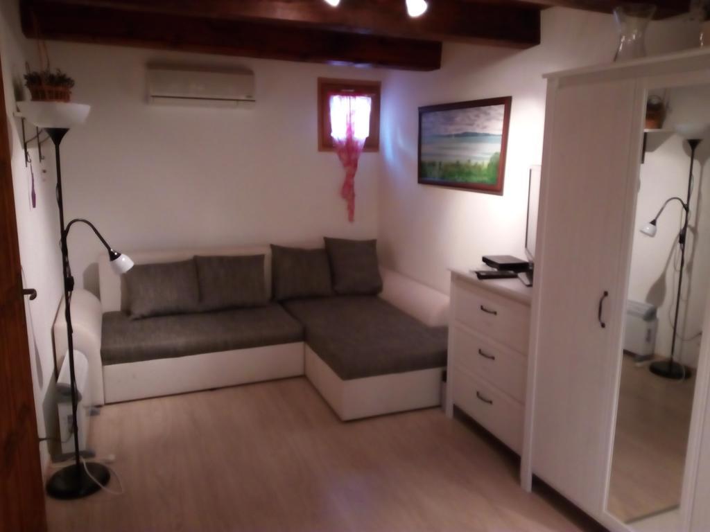 Pecsely Apartman Apartment Room photo